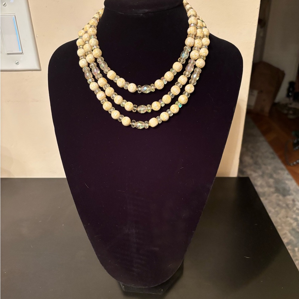 Hattie Carnegie signed Elegant Cream Beaded Necklace with clear crystals - Picture 2 of 9